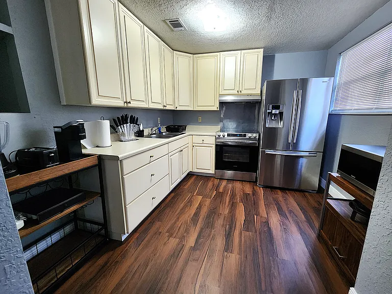 720 Texas Ave #B — Photo 3