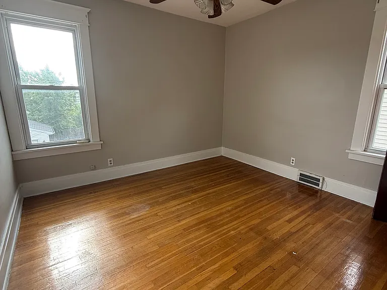 60 Sterling Ave #UPPER — Photo 12