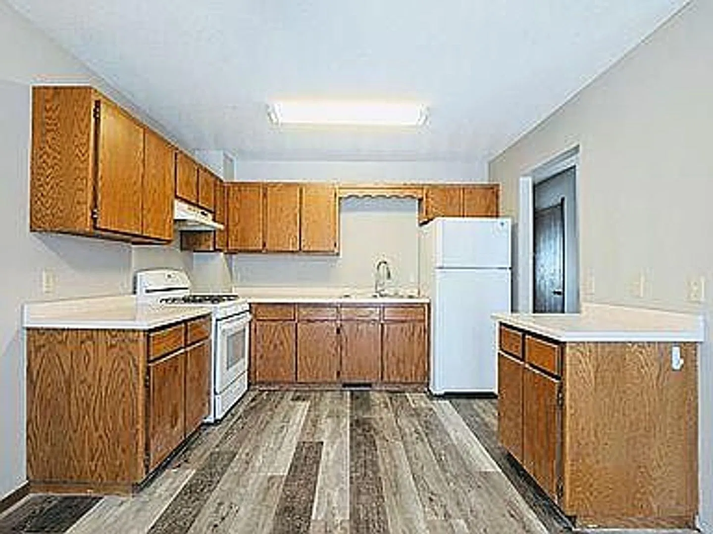 3 bed, 1.0 bath, 1400 sqft, $1,835 — Photo 3