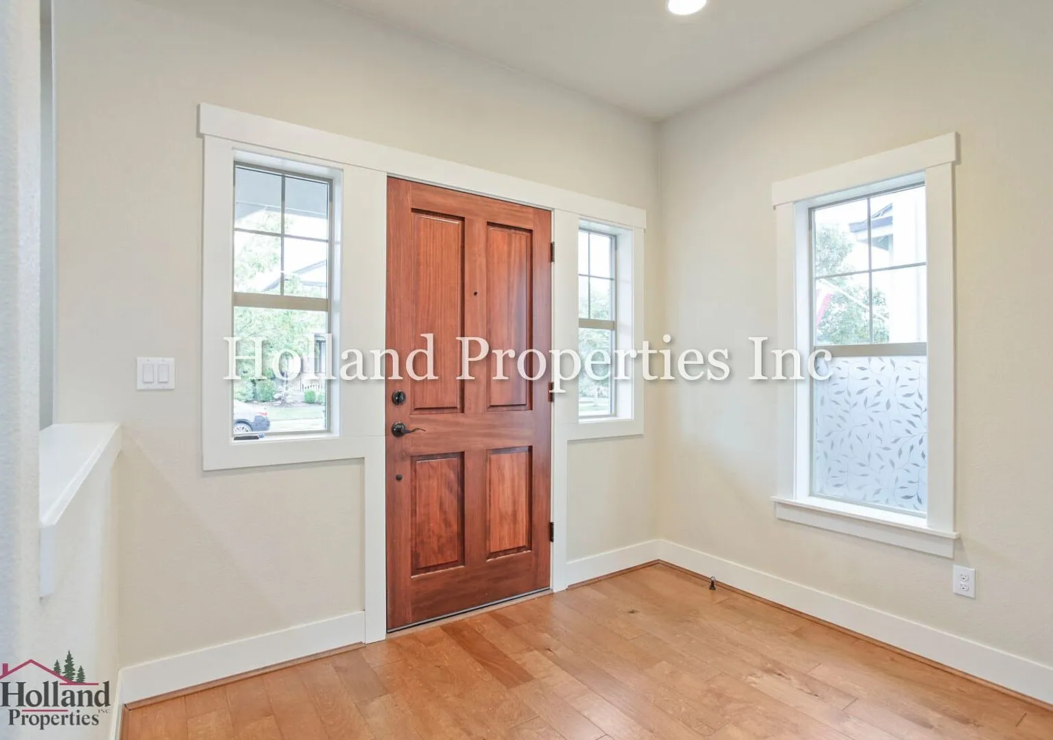 Inviting 4BR Wilsonville Home with Private Yard & Community Pool — Photo 4