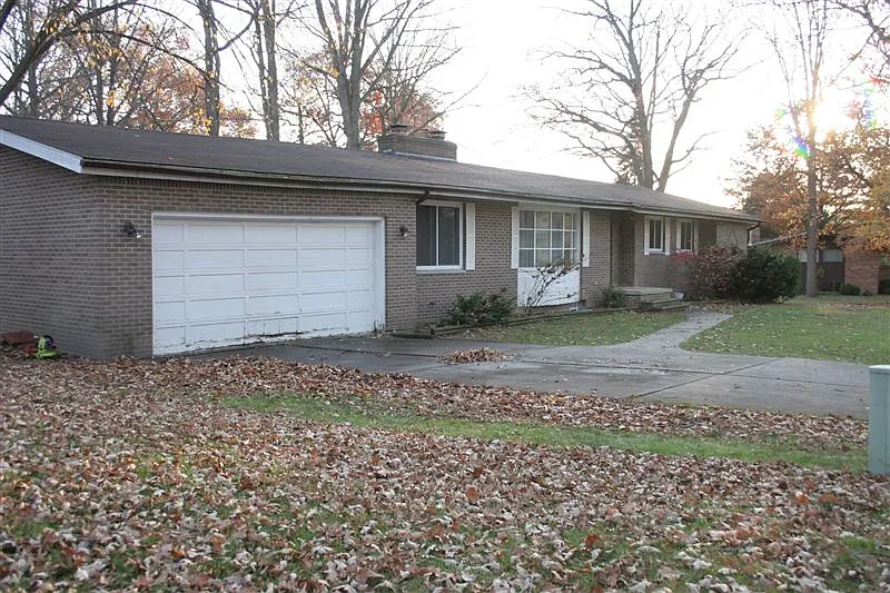 2705 Woodstock Dr photo 1