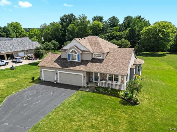 12366 Orchard Wood Dr, Fenton, MI 48430
