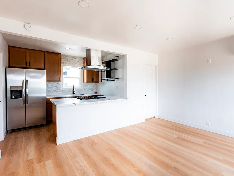 784 E Walton St #B — Photo 7