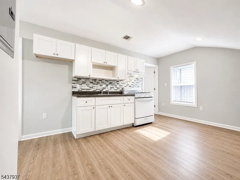 2 bed, 1.0 bath, $1,750 — Photo 3