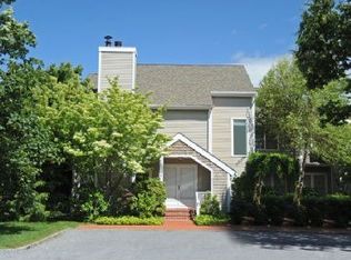 425 Hampton Rd APT 11, Southampton, NY 11968