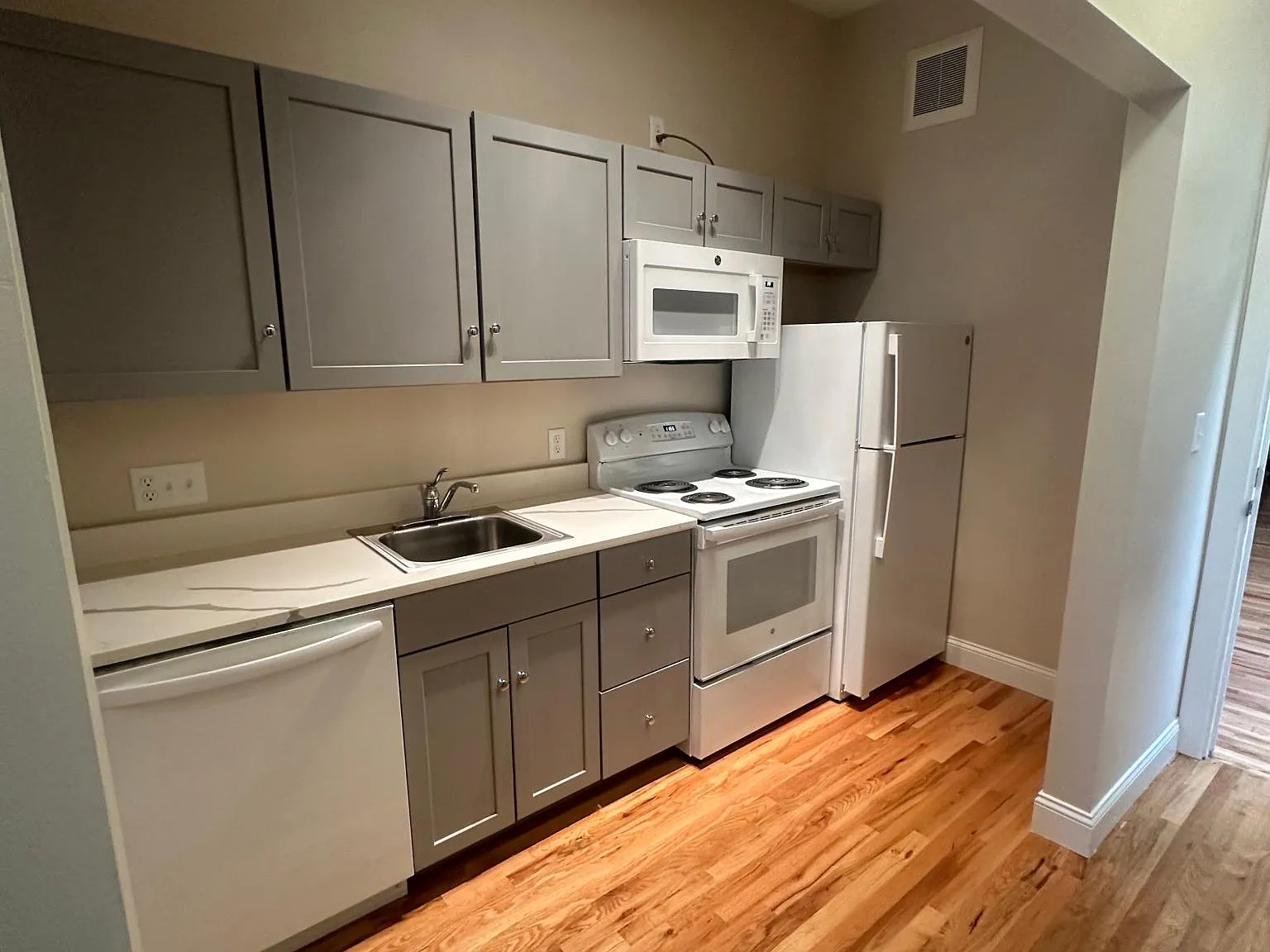 1 bed, 430 sqft, $1,150 — Photo 2
