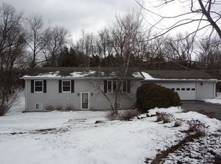 857 White Oaks Dr, Dixon, IL 61021