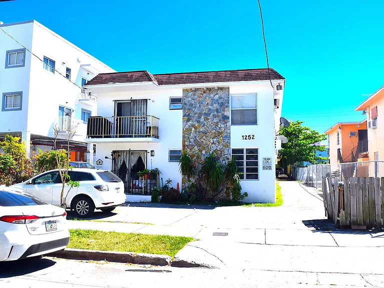 1252 NW 5th St — Photo 1
