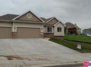 712 Castle Pine Dr, Papillion, NE 68133