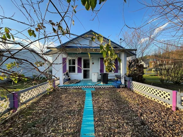 202 Hampton St, Fries, VA 24330