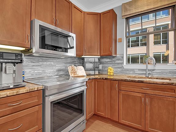 5th image of 250 Daniel Burnham Sq Unit 509