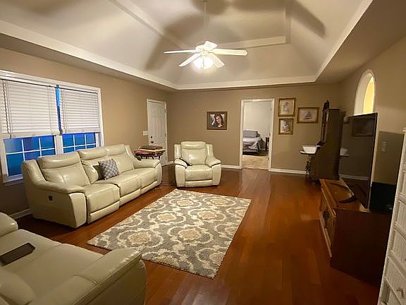 4th image of 200 Cherry Ln