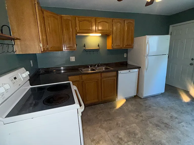 153-155 Benton St #153 — Photo 8