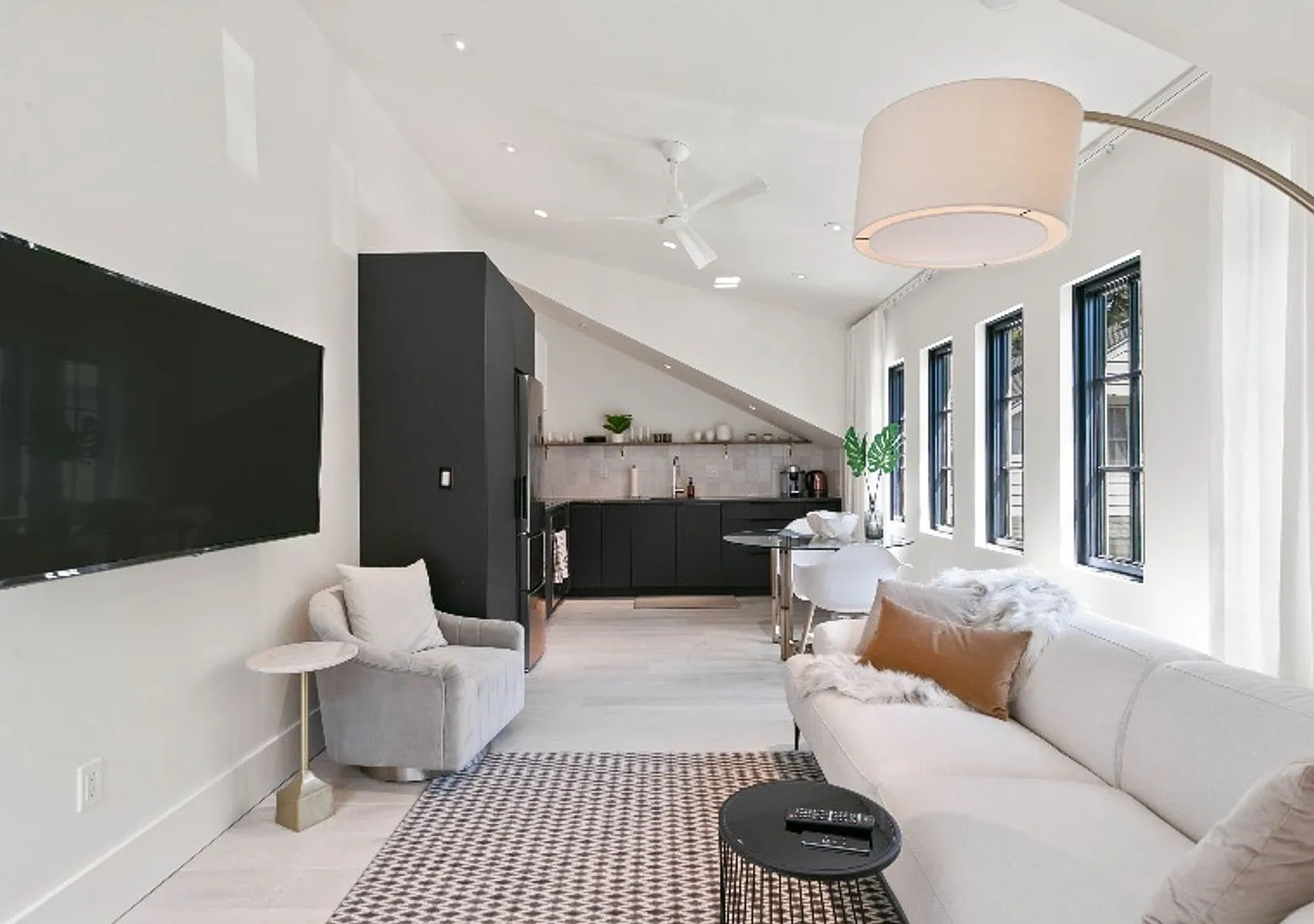 High End 1 bedroom, 1 bathroom Fully Furnished Short Term Rental — Photo 2