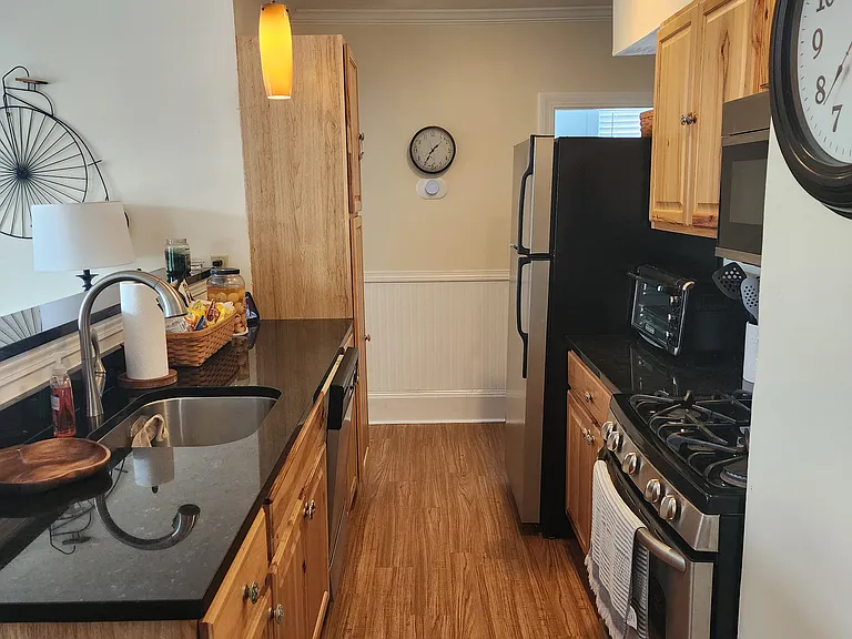 285 Pine St #4 — Photo 9