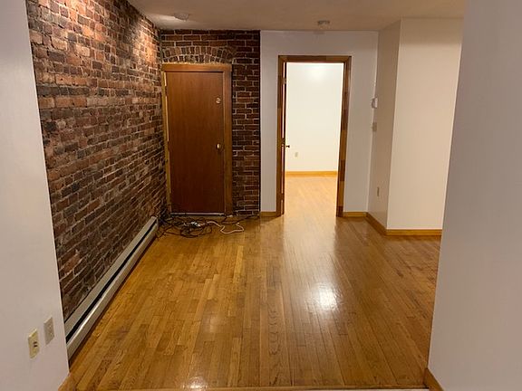 5th image of 22 Thacher St APT 2