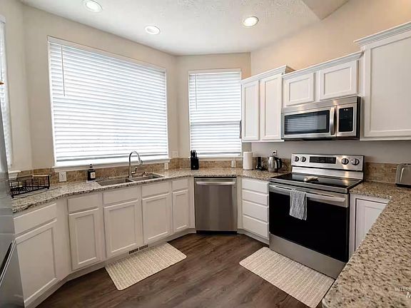 3rd image of 13376 W Hazelnut St