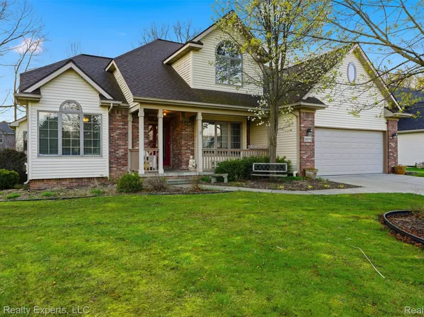 9211 Meadow Ridge Ln, Grand Blanc, MI 48439