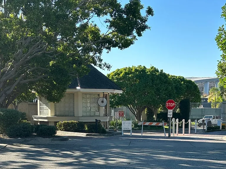 24-hour guarded gate entry