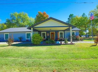 107 N Main St, Grove, OK 74344