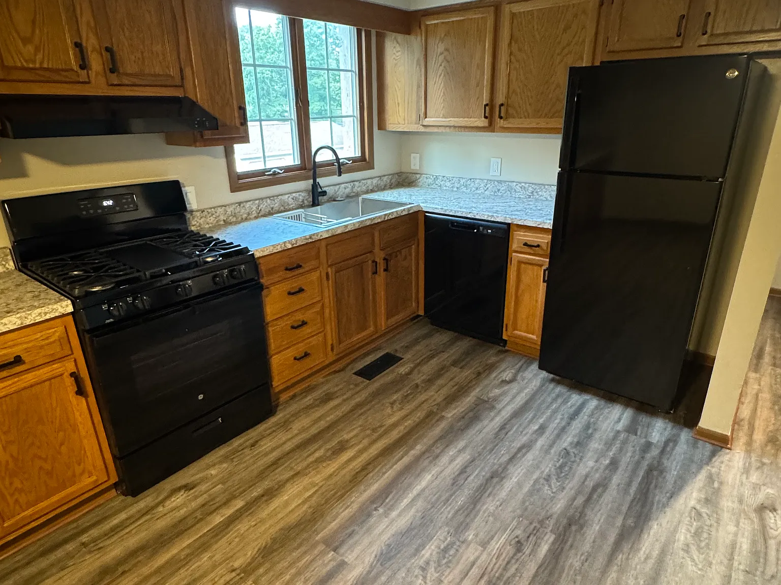 2 bed, 1100 sqft, $1,650 — Photo 3