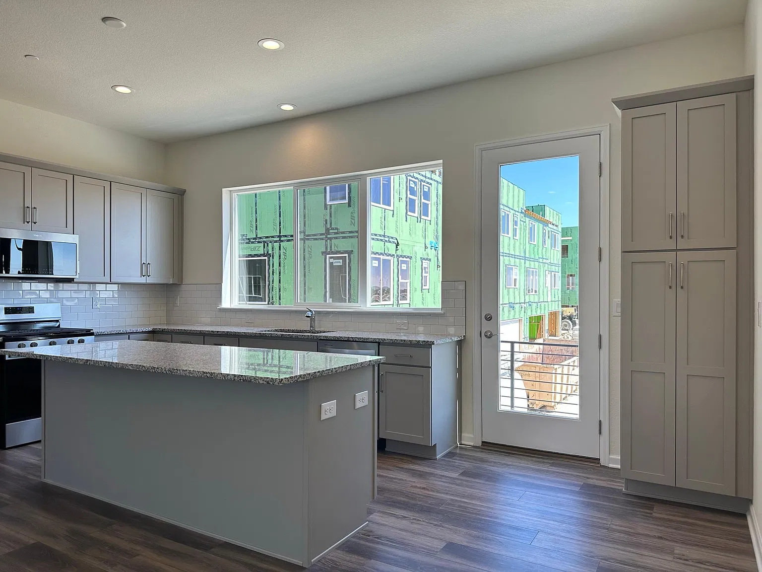 3 bed, 3.5 bath, 1963 sqft, $3,500 — Photo 4