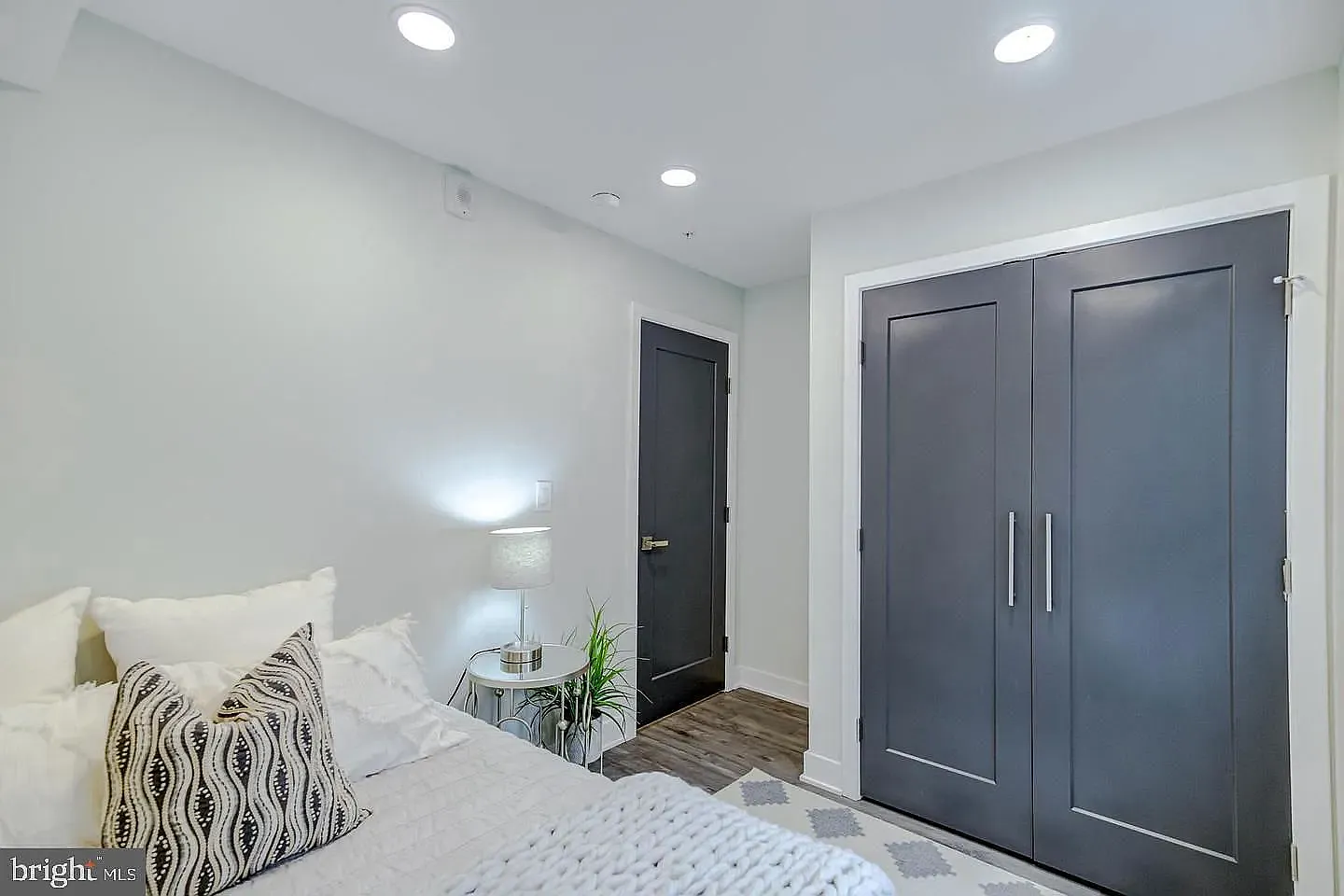 5 bed, 1200 sqft, $4,700 — Photo 3