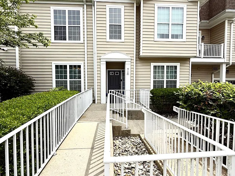 910 Abby Rd — Photo 4