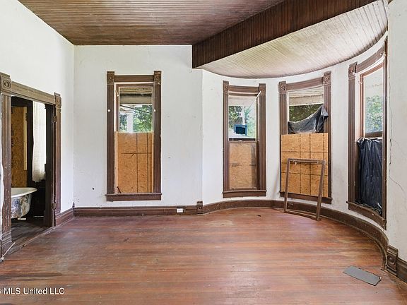 8th image of 530 Buschman St