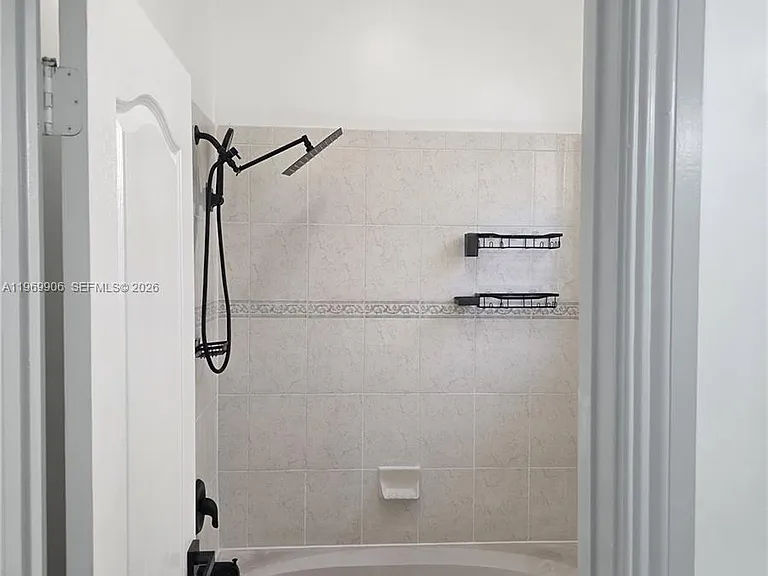 3930 NE 12th Dr — Photo 15