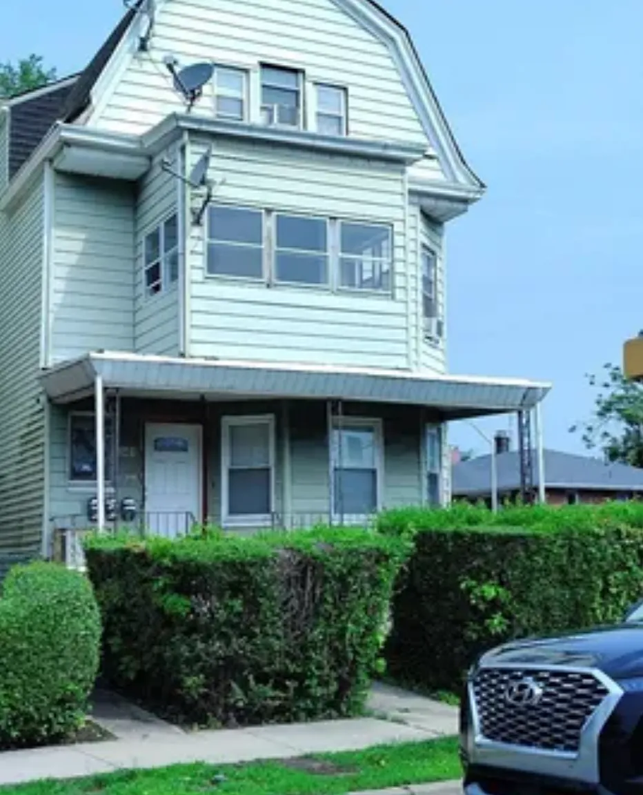 3 bed, $2,100 — Photo 1