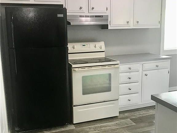 5th image of 301 N Theresa St