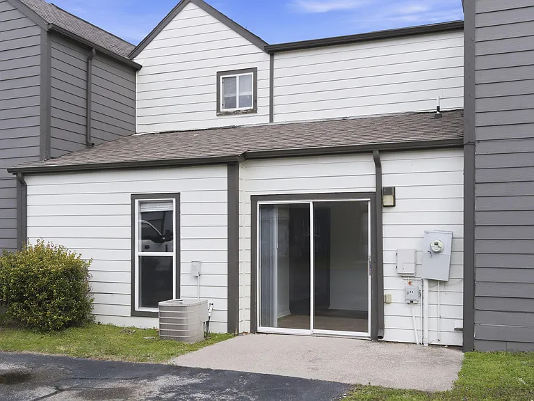1447 E Oakwood Ln — Photo 23