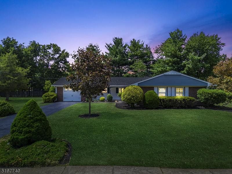 1st image of 28 Buttonwood Dr
