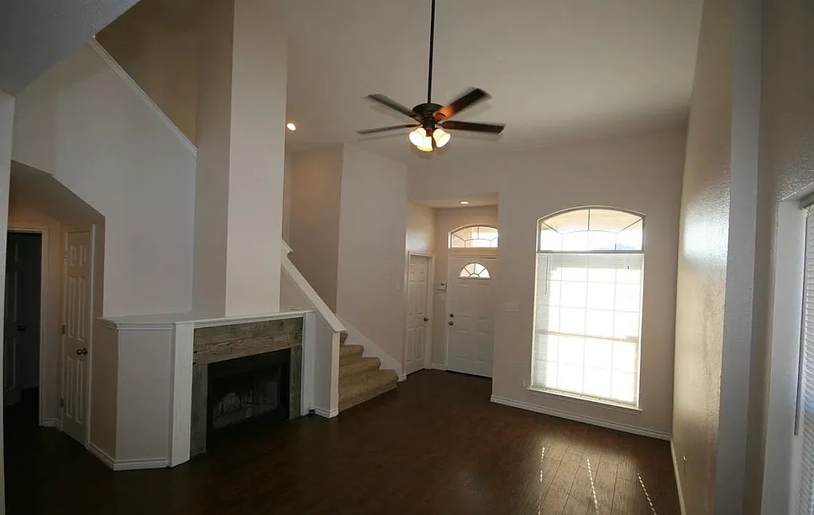 5 bed, 2.5 bath, 2095 sqft, $2,595 — Photo 3
