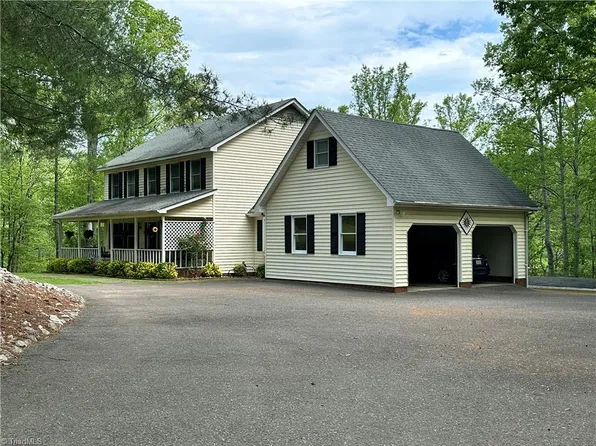 211 Service Rd, Pilot Mountain, NC 27041