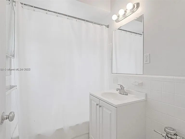 6860 Abbott Ave #4 — Photo 4