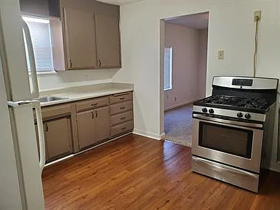 430 Robinson Ave — Photo 6
