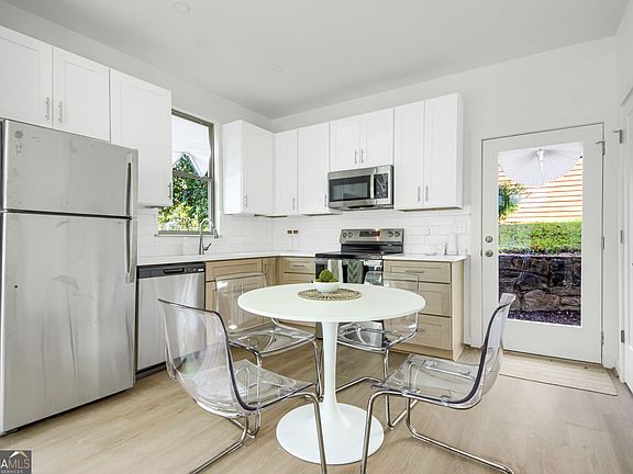 4th image of 1070 Dill Ave #105