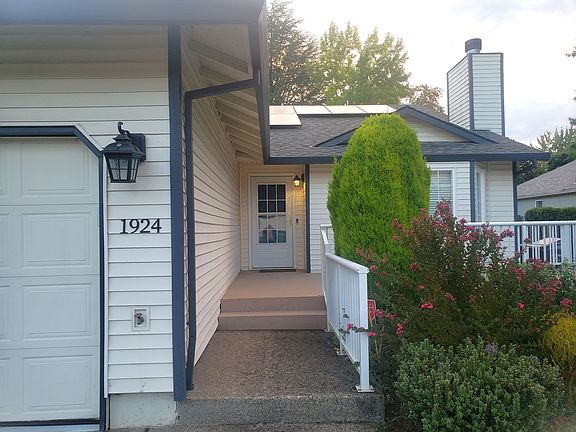 3rd image of 1924 SE 52nd Ave