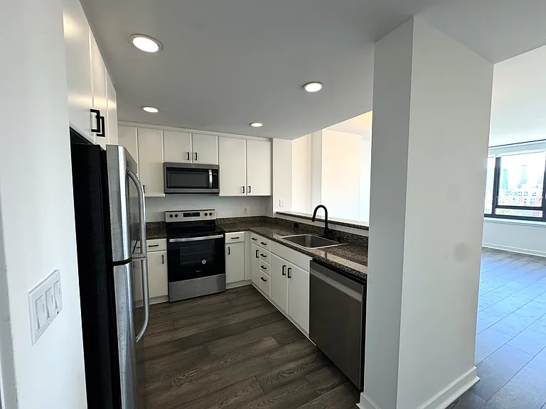 260 King St #809 — Photo 10