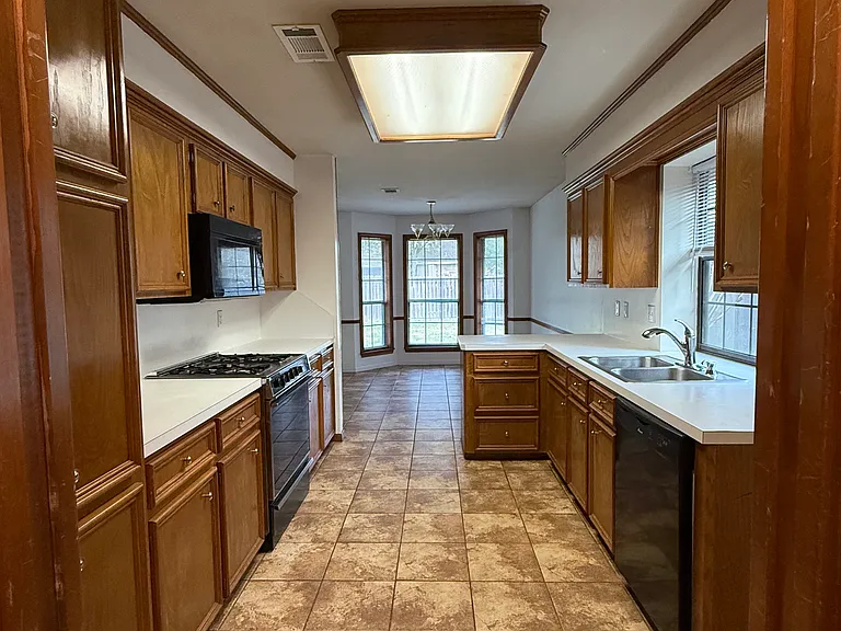 609 Castlebrook Dr — Photo 10