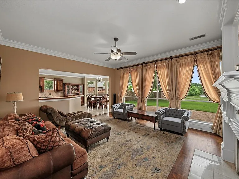 1335 Bradford Dr — Photo 2