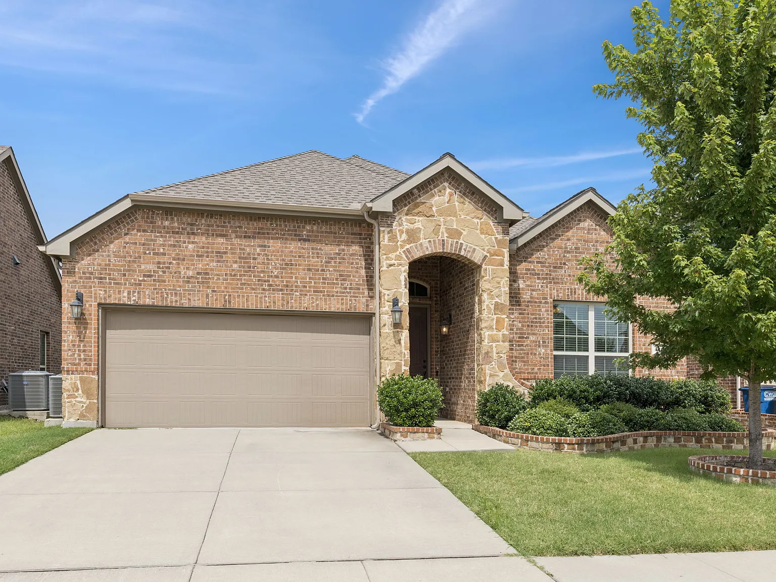 3 bed, 2033 sqft, $2,700 — Photo 2