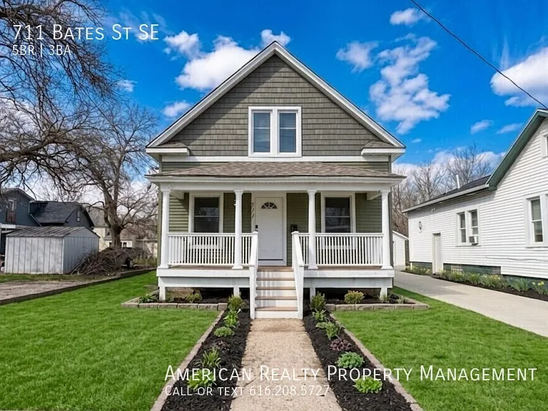 711 Bates St SE — Photo 1