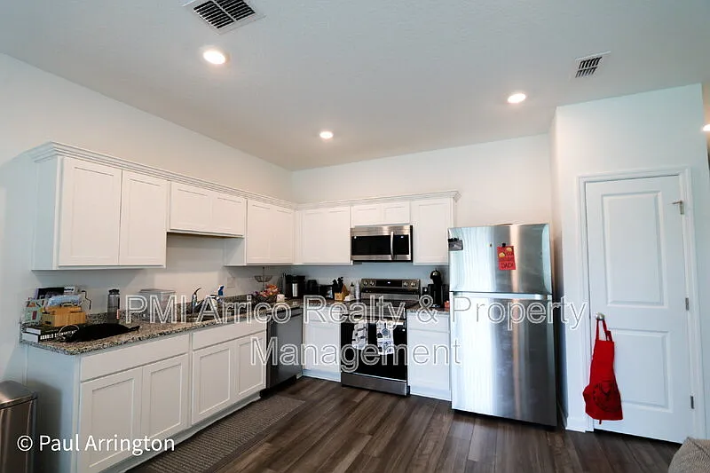 3 bed, 2.5 bath, 1421 sqft, $2,260 — Photo 3
