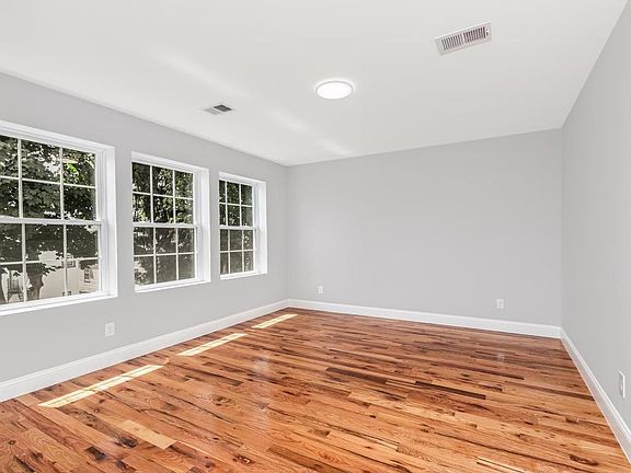 5th image of 282 W Runyon St #1