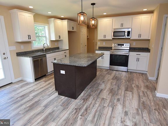 4th image of 3 Highland Dr E