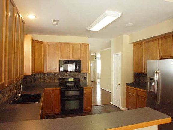 3rd image of 829 Brittlebank Dr