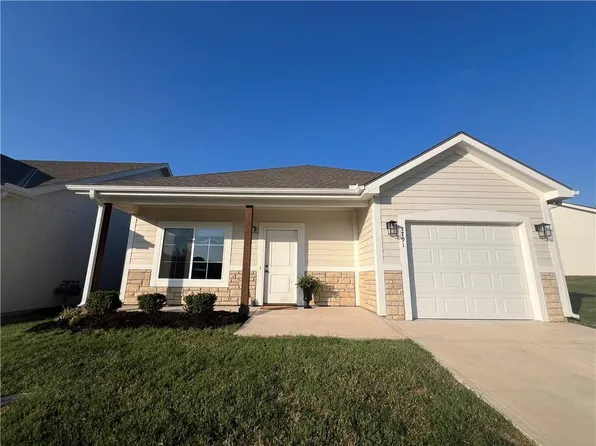 1791 S Park Dr, Tonganoxie, KS 66086